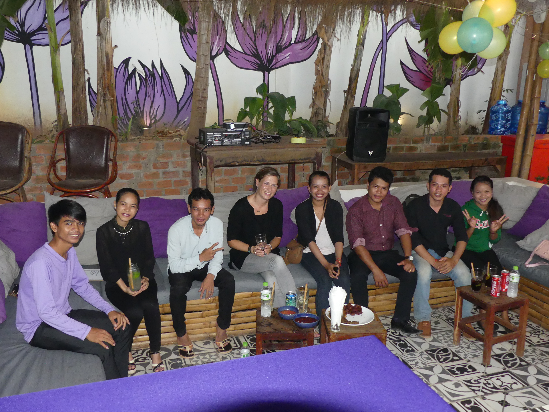Studenten en bestuur van Chance2Study bij een bibliotheek in Cambodja