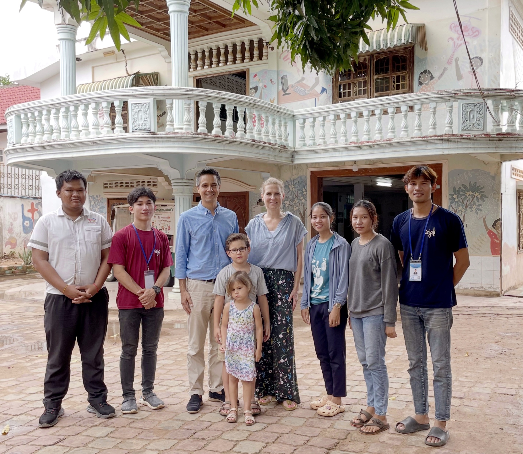 Bestuur en studenten van Chance2Study in Cambodja